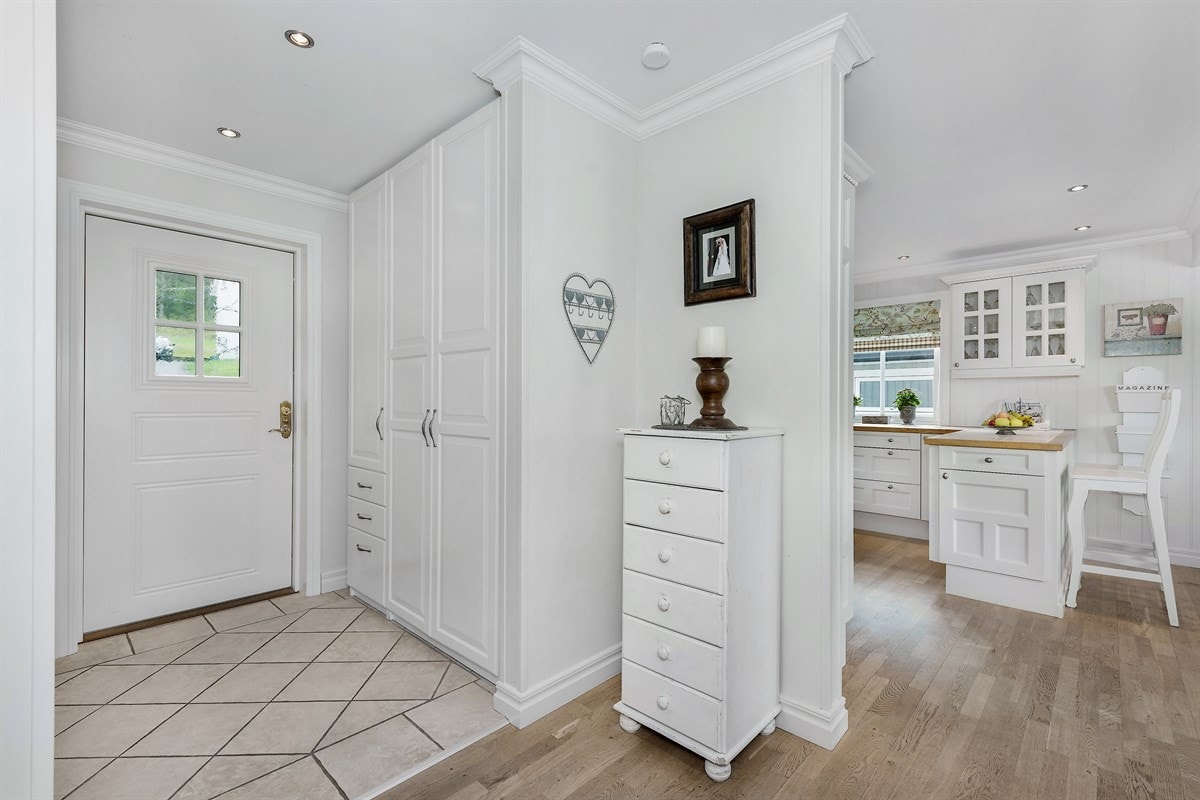 Entreen er ellers holdt i lyse, nøytrale farger, noe som harmonerer bra med de øvrige rommene i boligen. Galleribilde