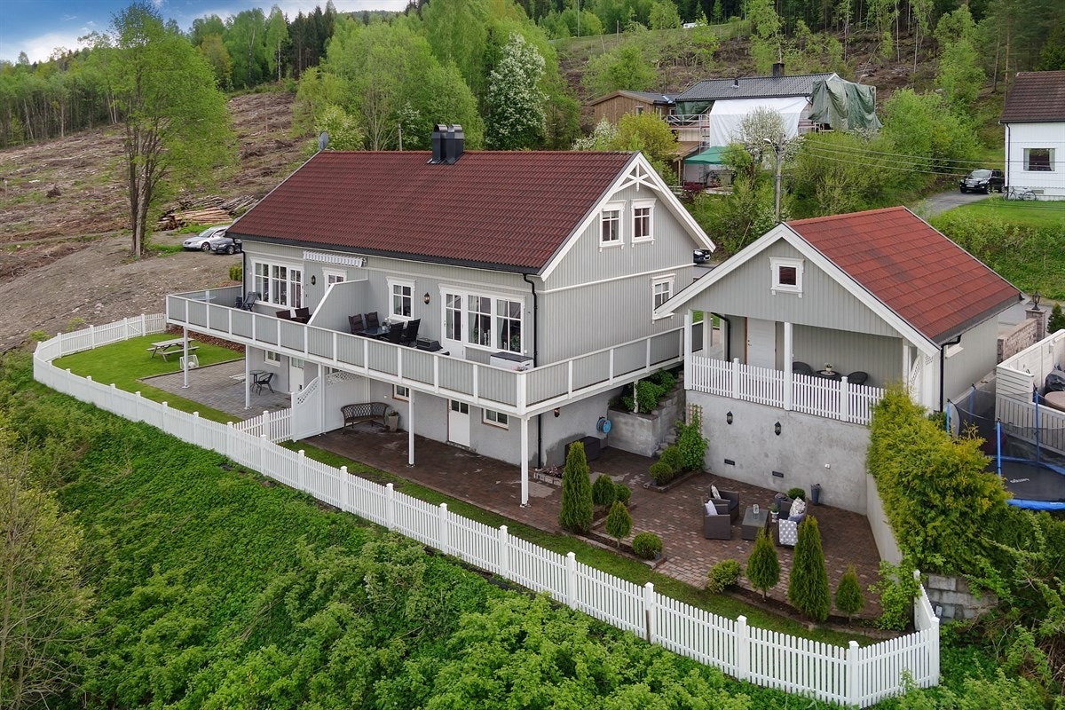 PRIVATmegleren ved Morten Liavaag har gleden av å presentere attraktiv og koselig halvpart av vertikaldelt tomannsbolig, over tre plan, oppført i 2005. Boligen ligger på påkostet tomt med svært gode solforhold og vidstrakt utsikt. Galleribilde