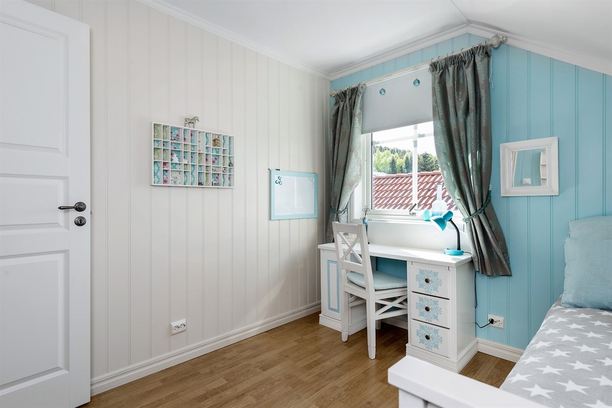 Tomannsboligen har fire gode soverom, hvorav to har tilhørende garderobeløsning. Galleribilde