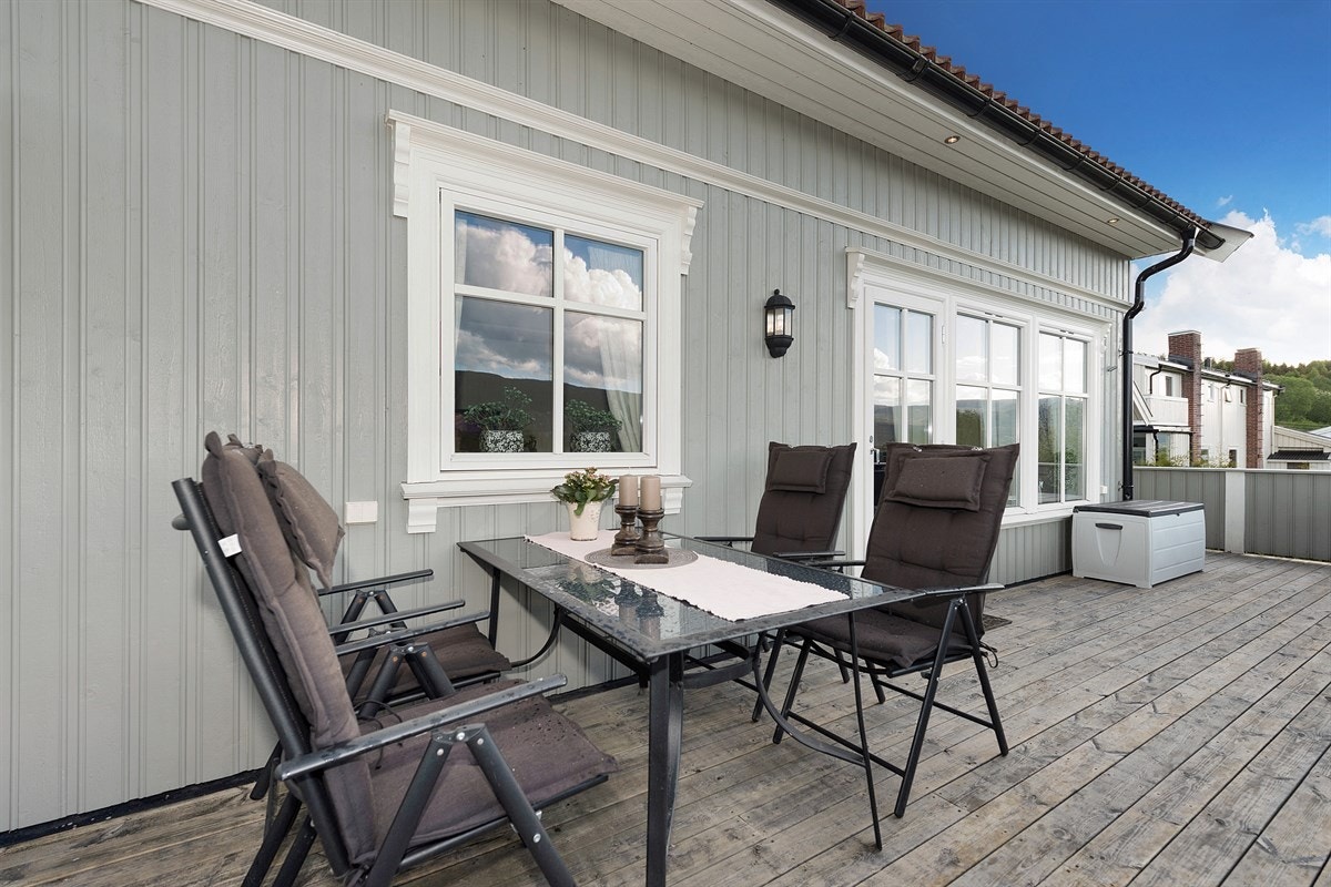 Romslig vinkelterrasse med meget gode solforhold og vidstrakt utsikt. Galleribilde