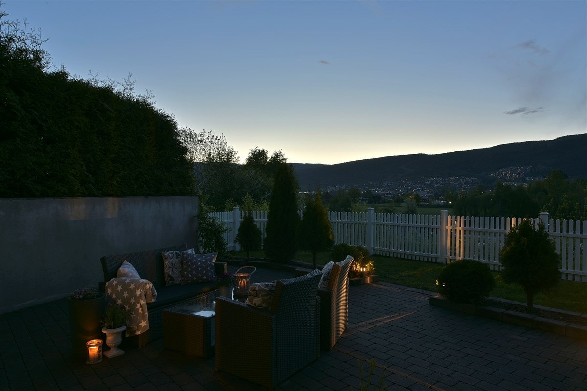 Fra eiendommen er det vidstrakt utsikt mot nærområdet, samt grønnkledte jorder og åser. Tomten har svært gode solforhold og inngjerdet hage som er opparbeidet med plen, prydbusker, samt fin beplantning. Galleribilde