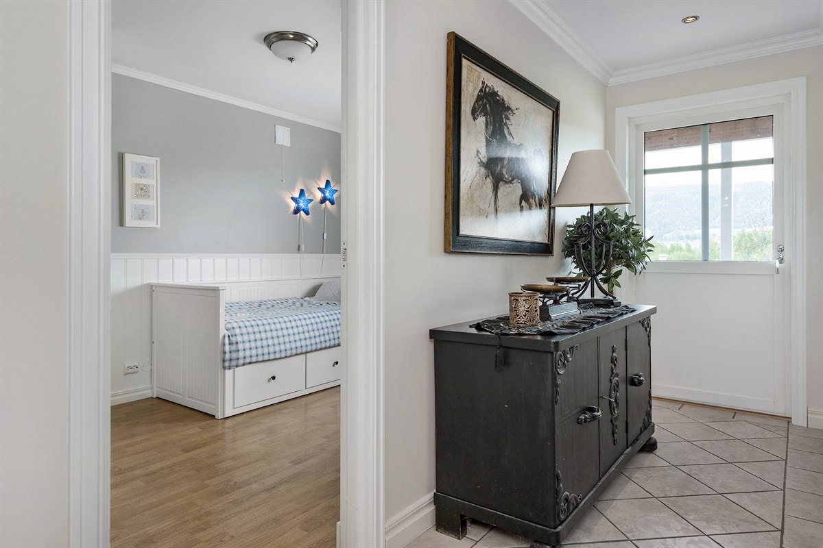 Direkte utgang til hage fra bolignes underetasje. Galleribilde