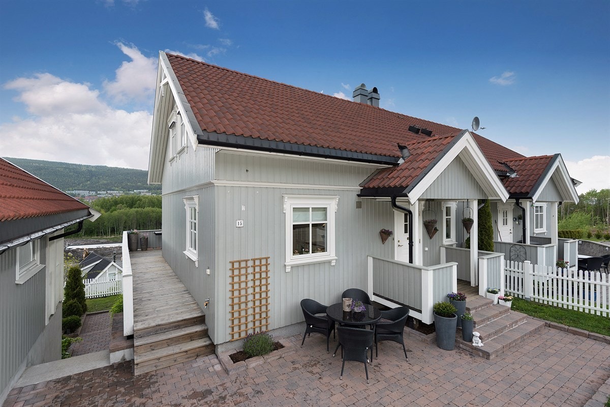 Inngangspartiet er noe opphøyd og har ett pent bislag som gir et godt førsteinntrykk. Galleribilde