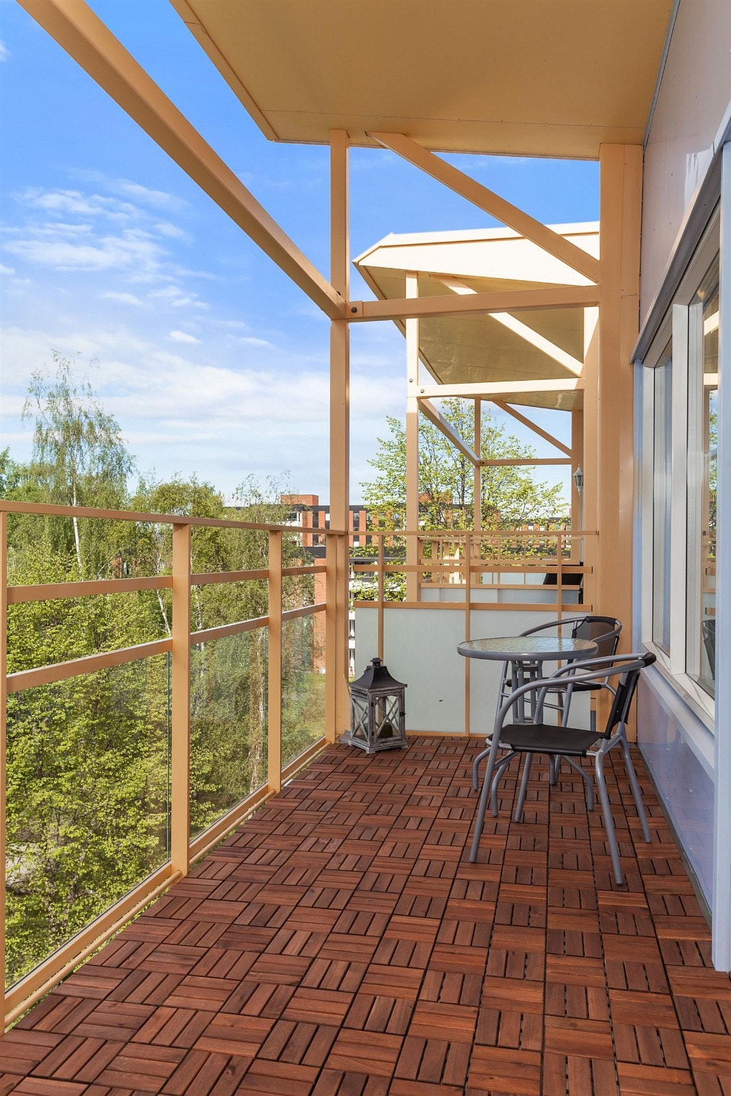 Solrik terrasse med god plass til sittegrupper og grill Galleribilde