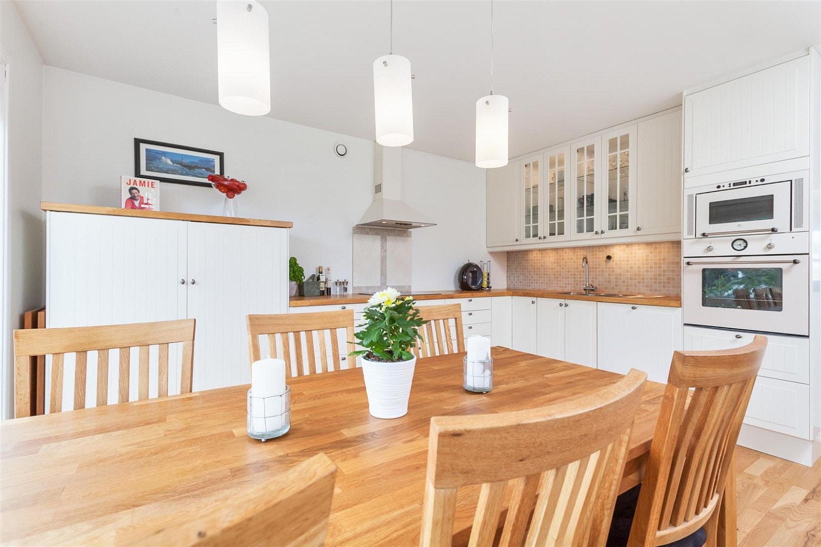 Kjøkken med god plass til spisebord Galleribilde