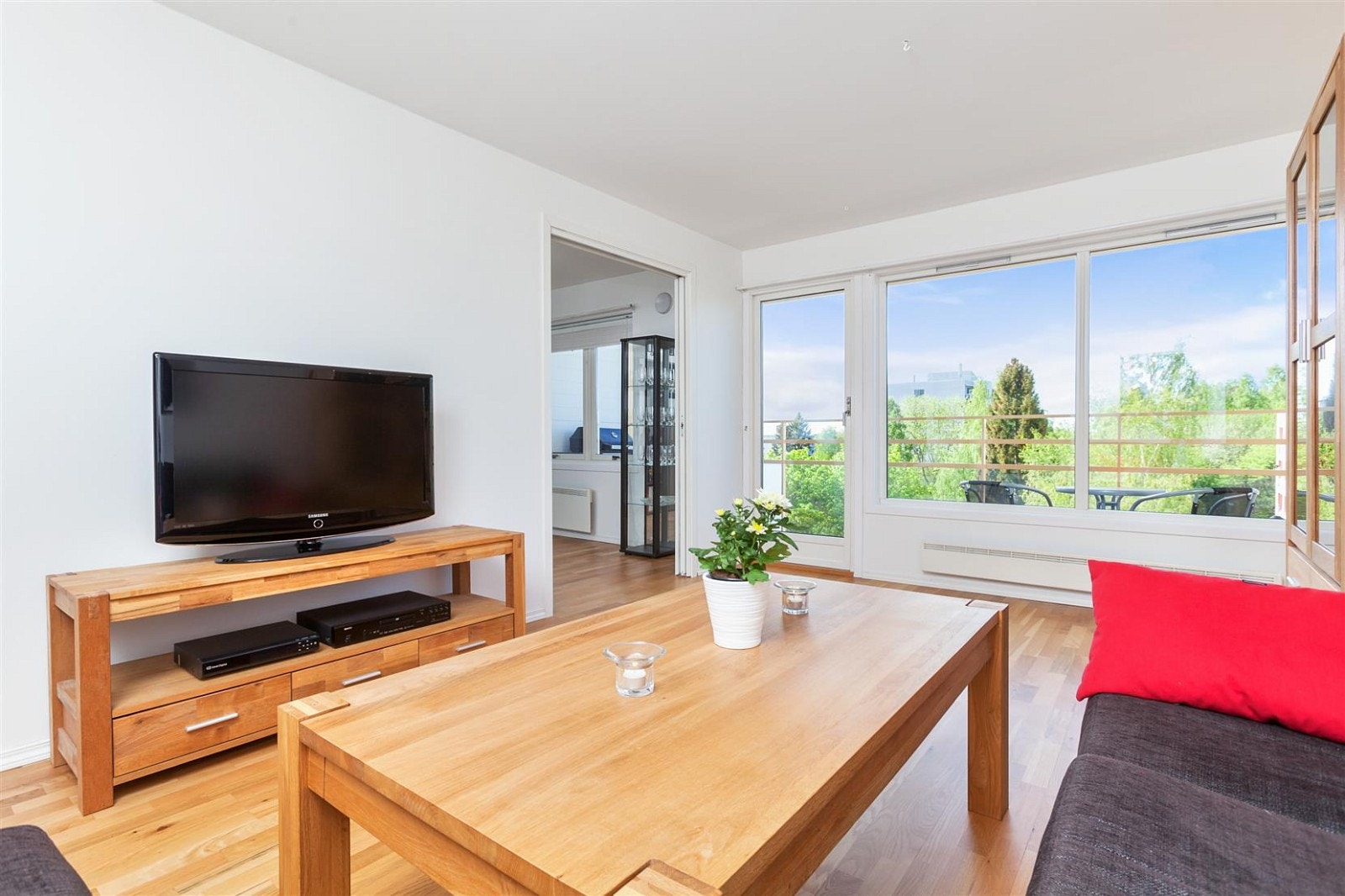 Lys stue med flott utsyn Galleribilde