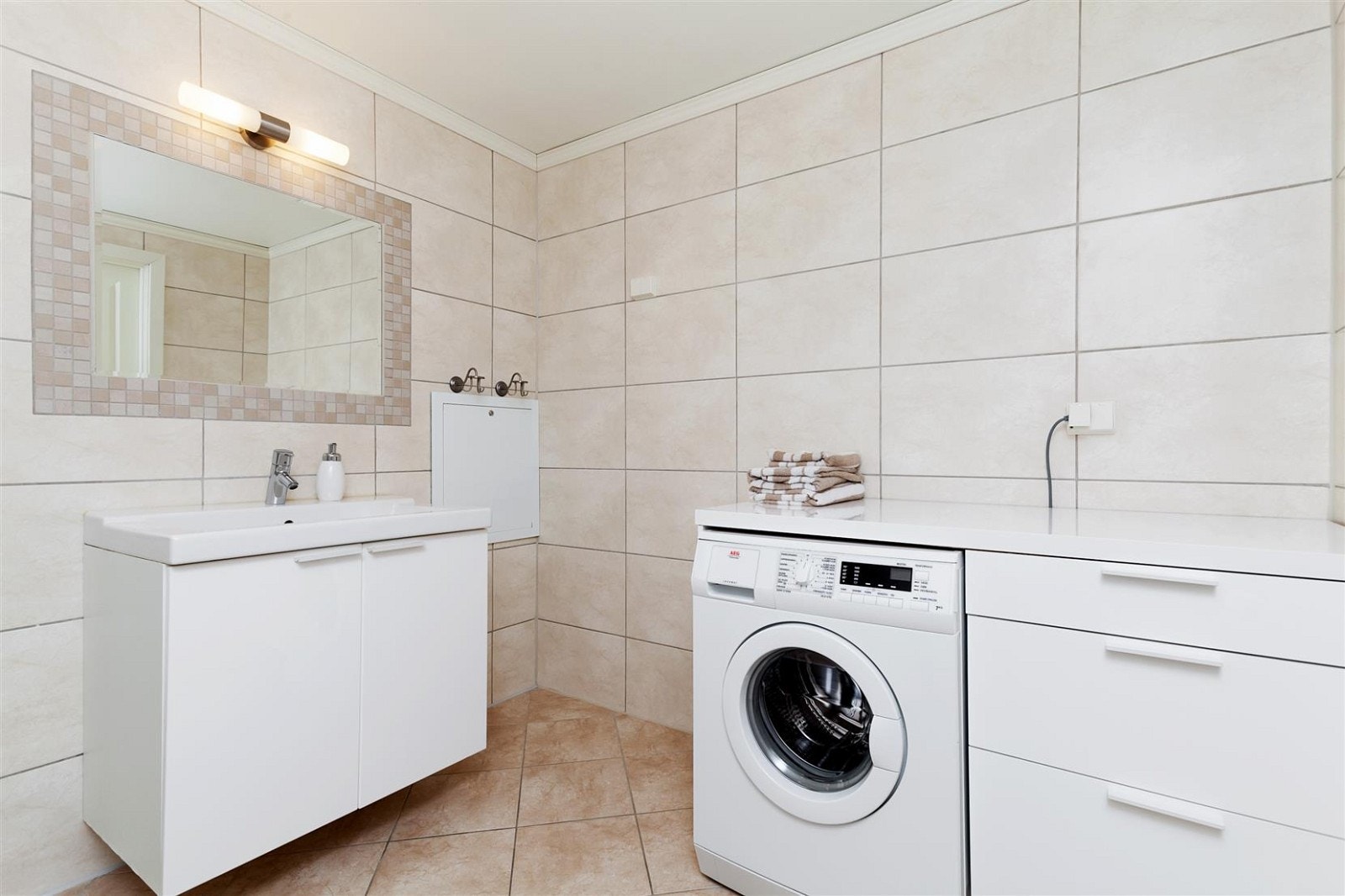 Romslig bad med plass til vaskemaskin Galleribilde