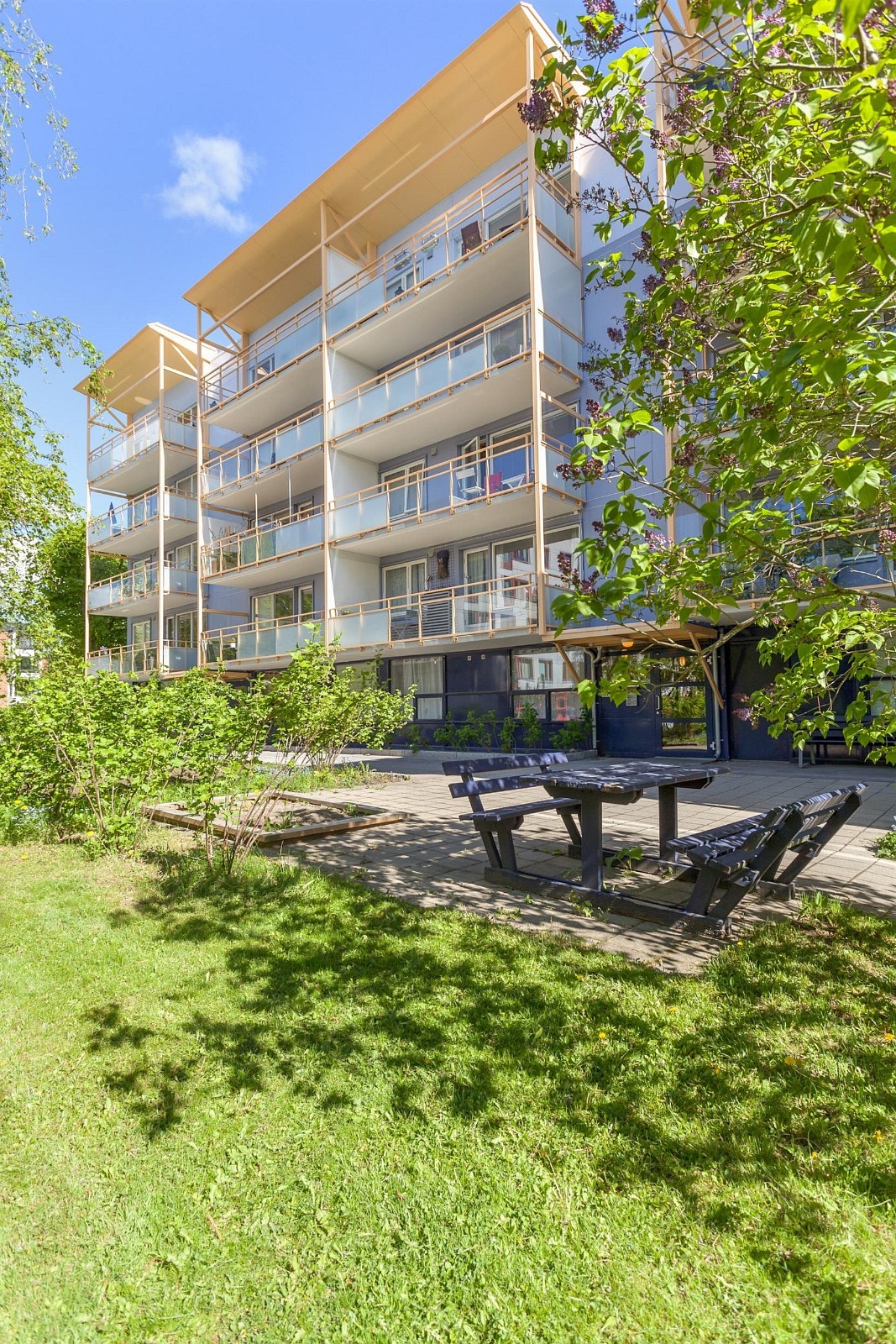 Idyllisk tomt med sittegrupper og lekplasser Galleribilde