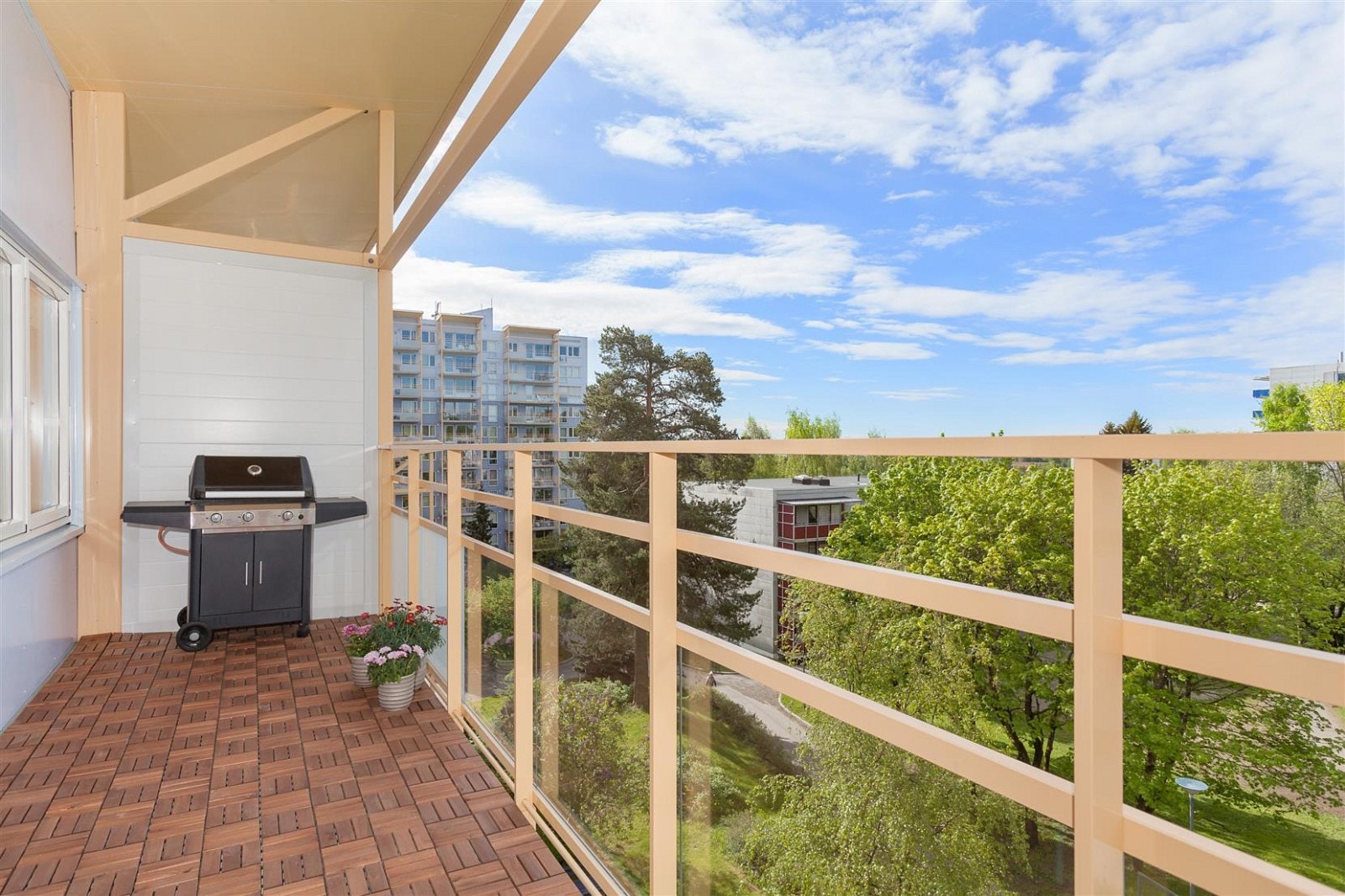 Solrik terrasse på 11 kvm med flott utsyn Galleribilde