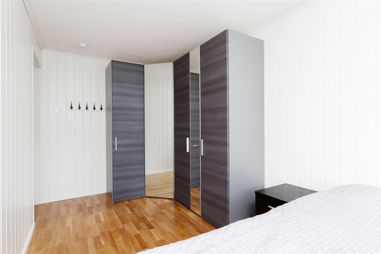 Hovedsoverom med rikelig plass til skap Galleribilde