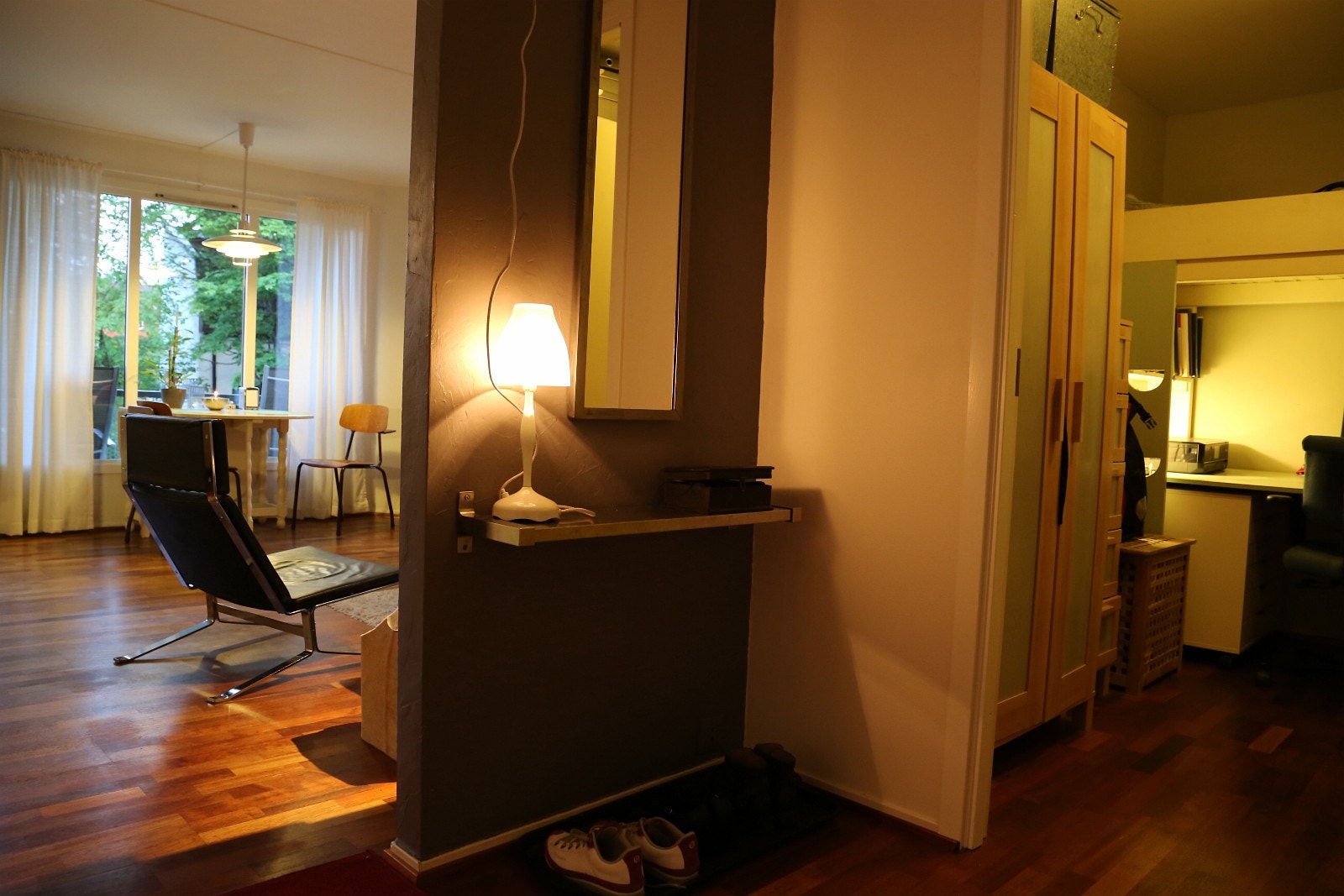 Stue og kontor sett fra gang Galleribilde