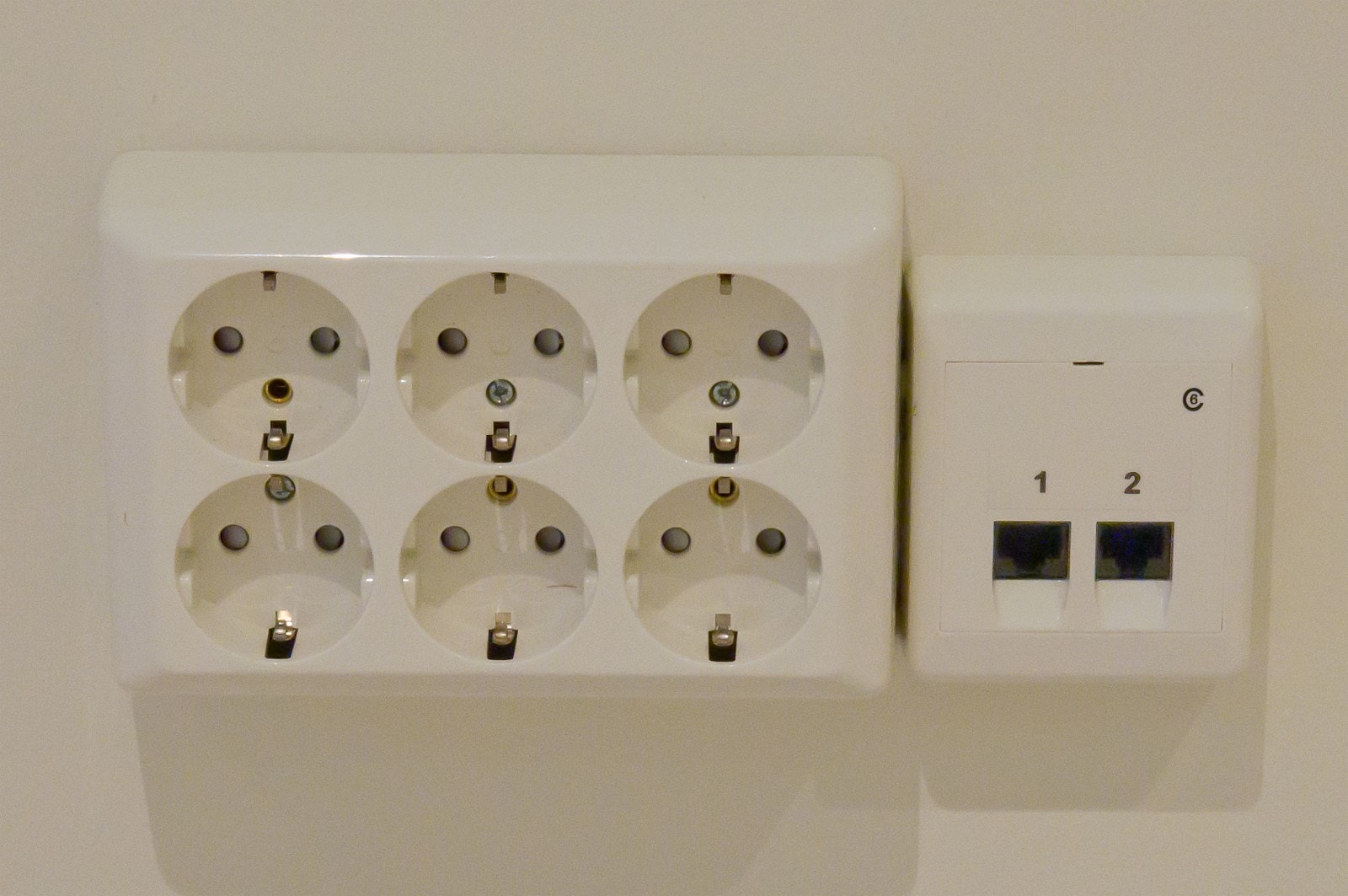Strømopplegg for TV-benk samt nettverkskontakter for internettsignaler (fiber) Galleribilde