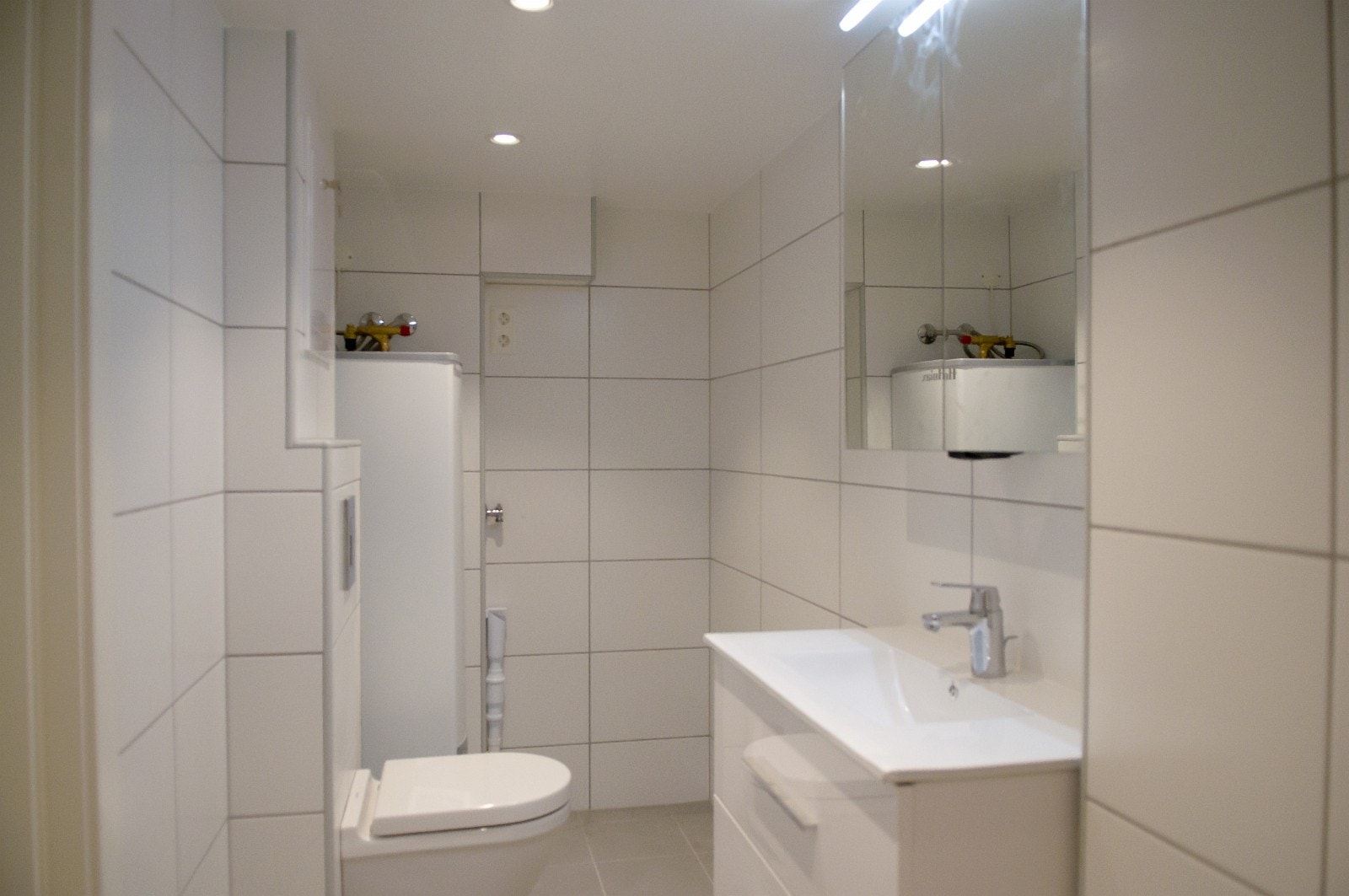 Innholdsrikt bad med vaskemaskin (ikke avbildet) og dusjsone (bak kamera) Galleribilde