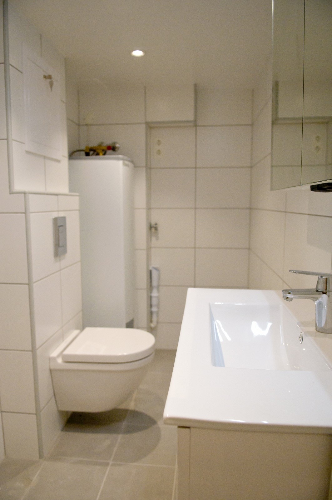 Delikate farger og varmt lys fra downlights Galleribilde