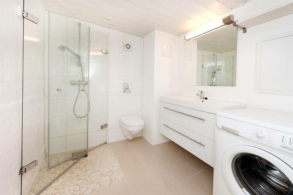 Pent bad med vaskemaskin. Galleribilde