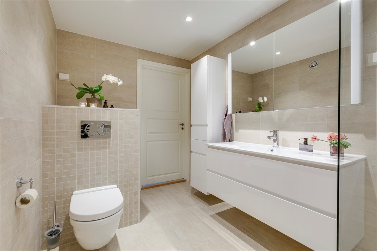 Nyoppusset flislagt baderom med varmekabler og opplegg vaskemaskin Galleribilde