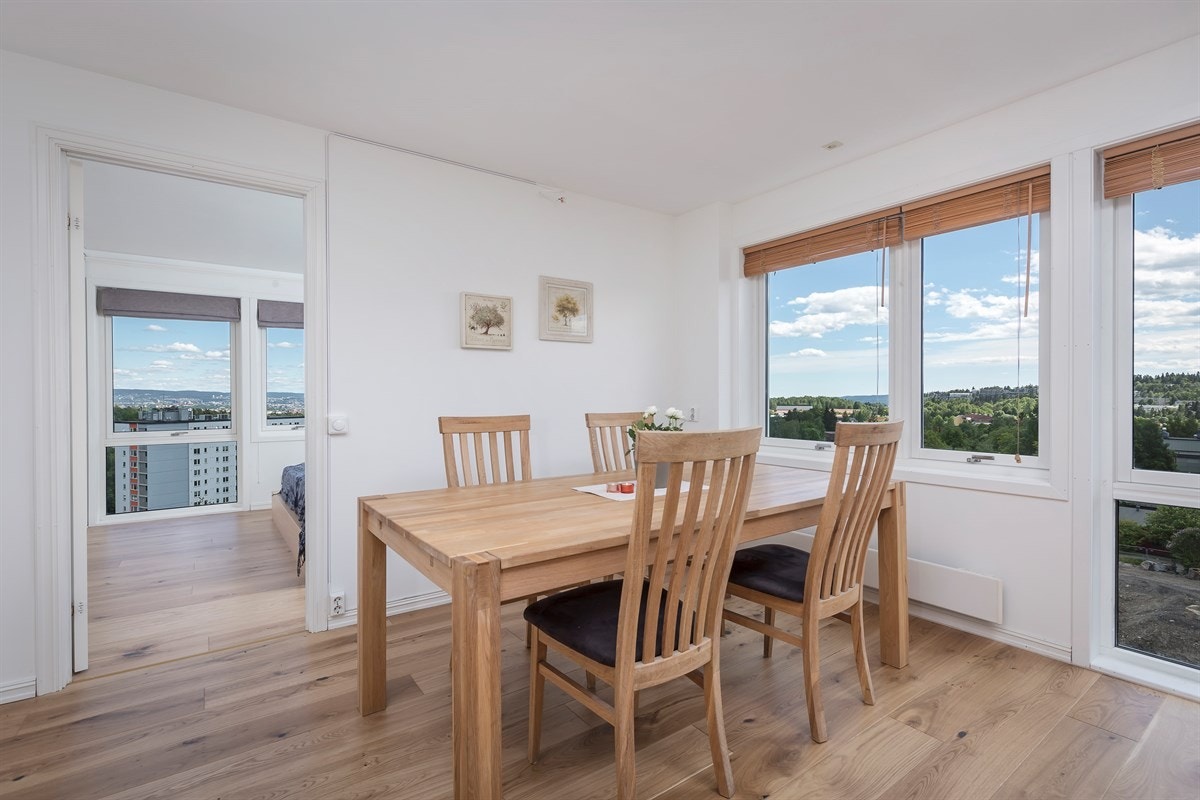 Kjøkken med spiseplass Galleribilde