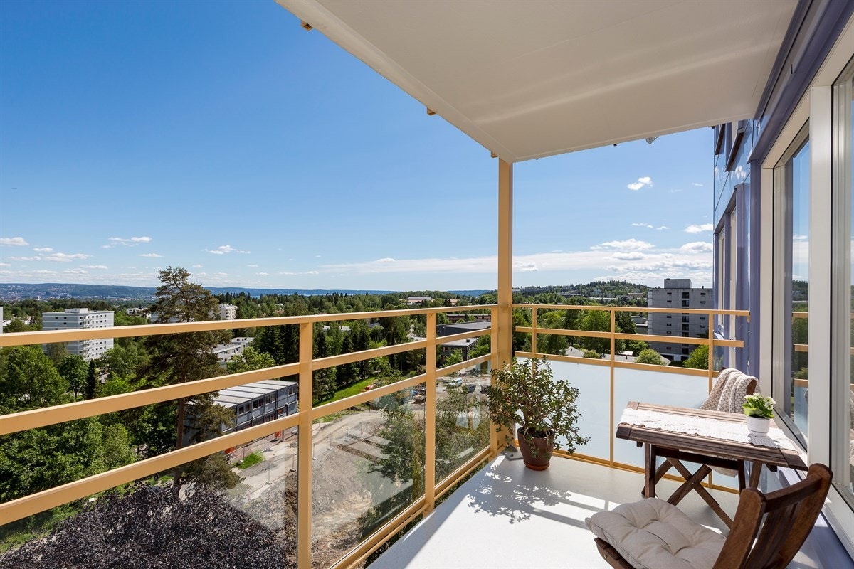 Balkong med flott panoramautsikt mot Oslo by og Oslofjorden Galleribilde