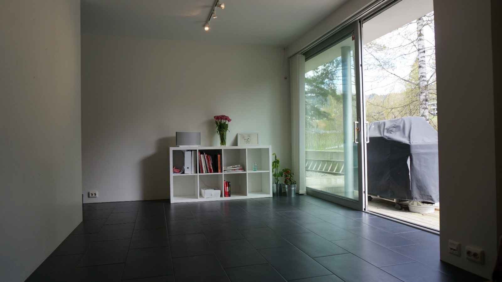 Stue med stor skyvedør ut til egen uteplass Galleribilde