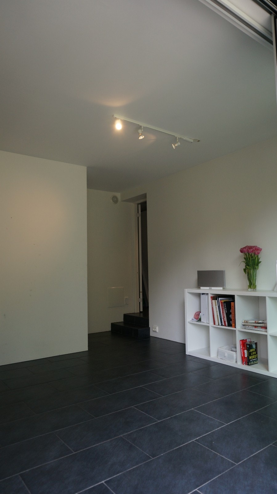 Stue og inngang til soverom sett fra uteplass Galleribilde