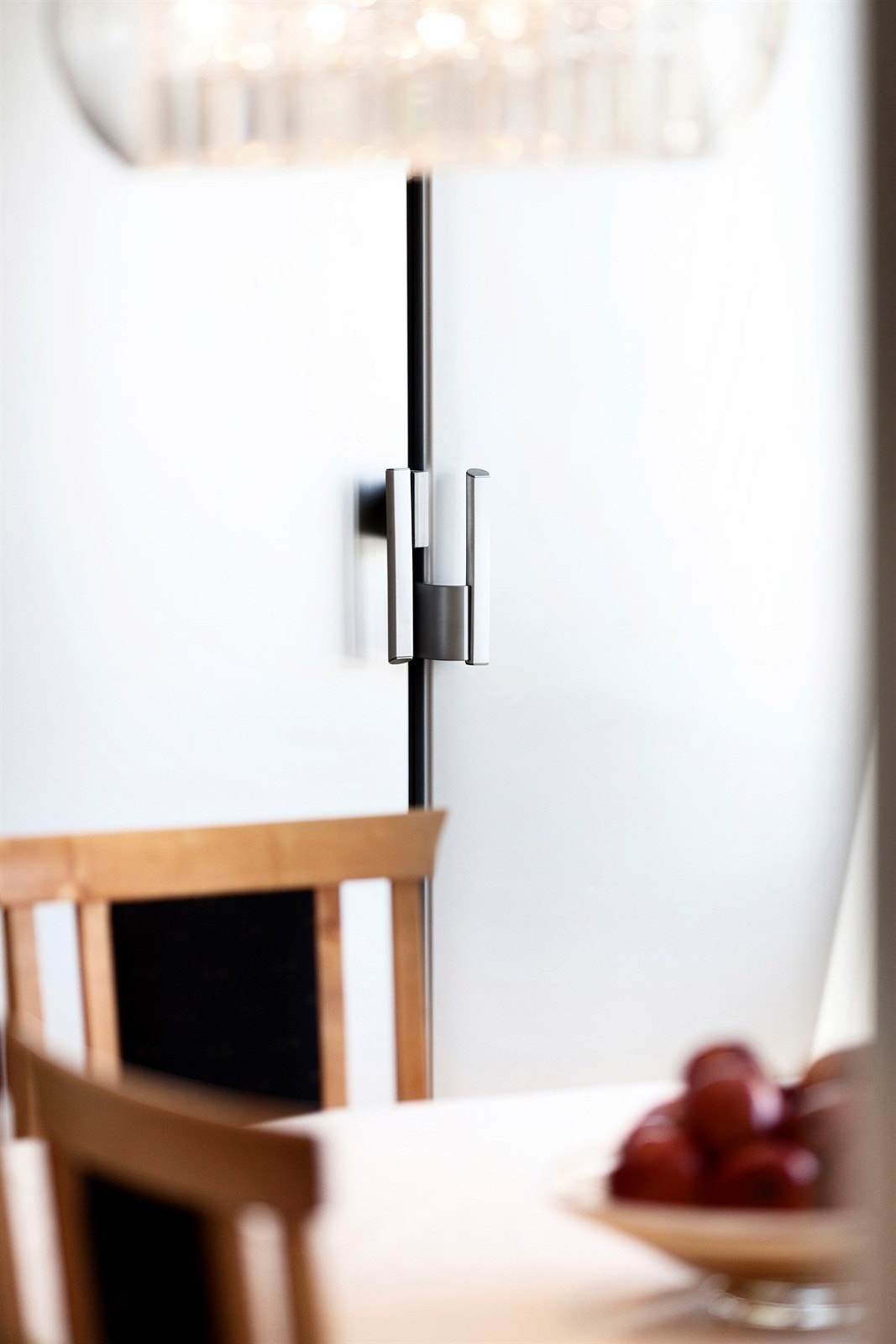 Kjøkkenet har plass til et langt spisebord for sosiale sammenkomster Galleribilde