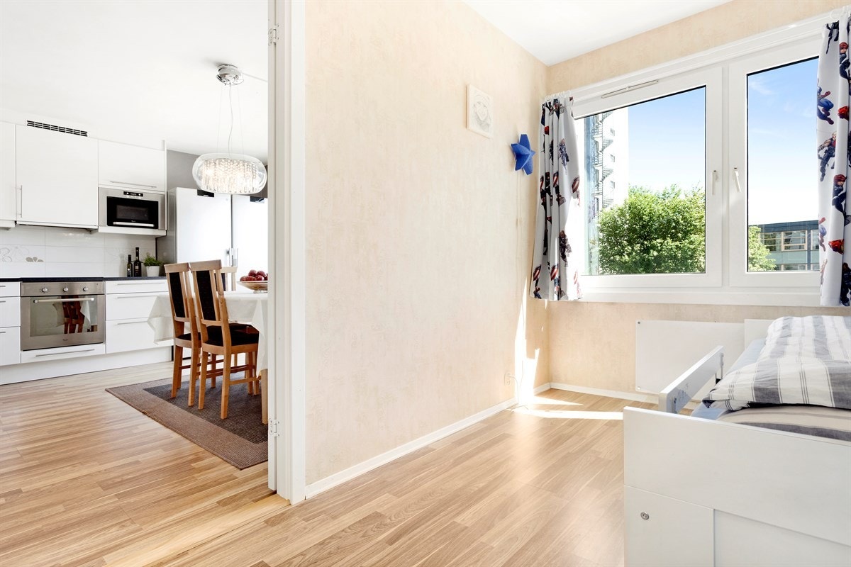 Soverom nummer to er på sin side et utmerket barnerom, med fin tumleplass etter innredning Galleribilde