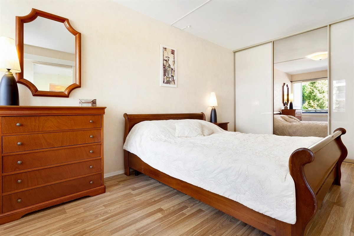 Soverom med romslig skyvedørsgarderobe Galleribilde