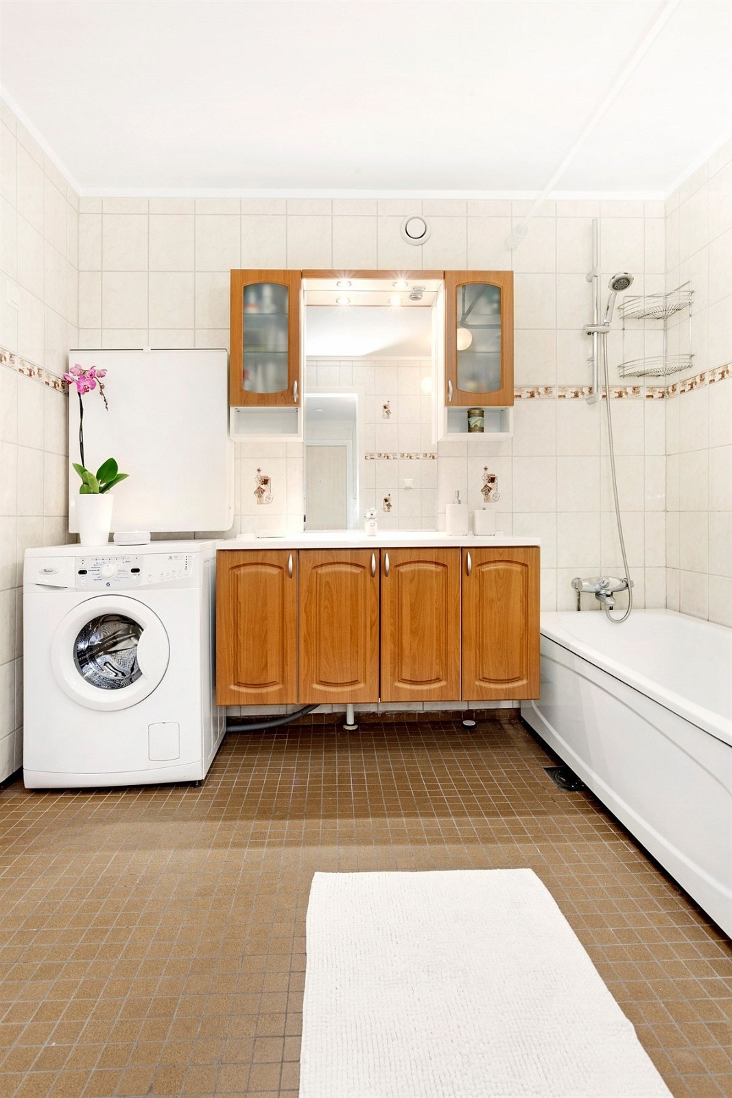 Bad med badekar og opplegg for oppvaskmaskin Galleribilde