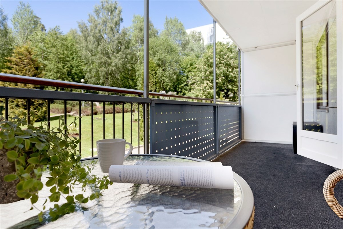 Solrik vestvendt balkong med flott utsyn mot fellesarealer Galleribilde