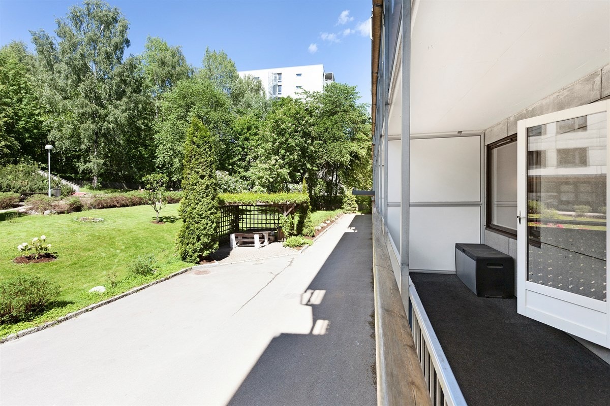 Balkong på ca. 11 kvm med kveldssol og fint utsyn mot grønne fellesarealer Galleribilde