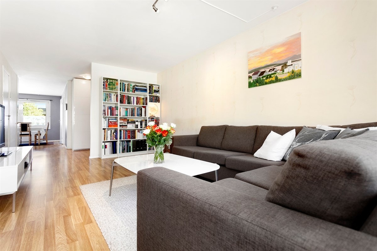 Stuens form og størrelse gir god plass til både sittegrupper og spiseplass Galleribilde