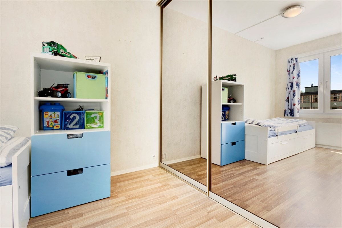 Soverom nummer to med skyvedørsgarderobe Galleribilde