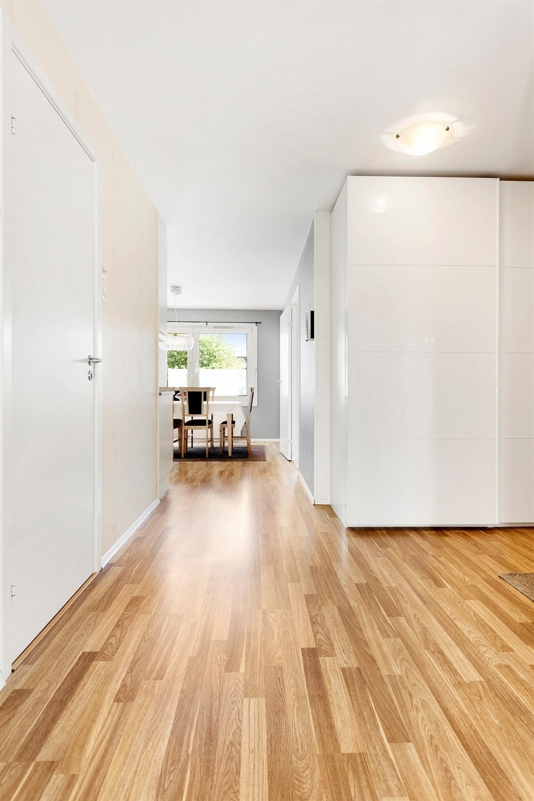 Entré malt i lyse farger og skyvedørsgarderobe Galleribilde