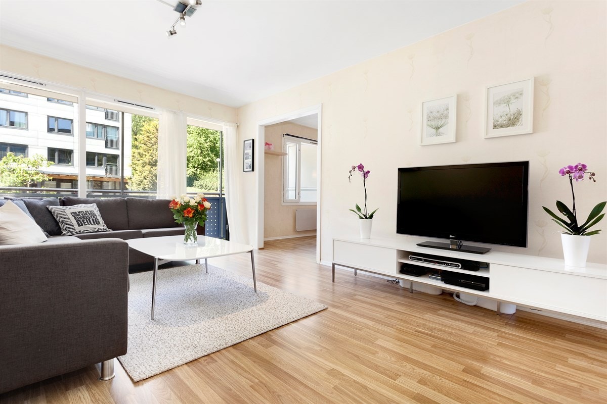 Stue med utgang til solrik vestvendt balkong Galleribilde