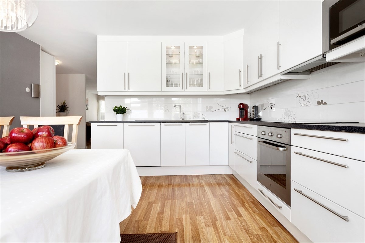 Romslig spisekjøkken med fransk balkong og morgensol Galleribilde