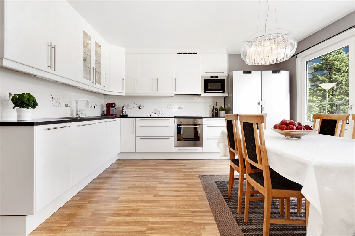 Kjøkkenet har integrerte hvitevarer og stor arbeidsplass på benkene Galleribilde