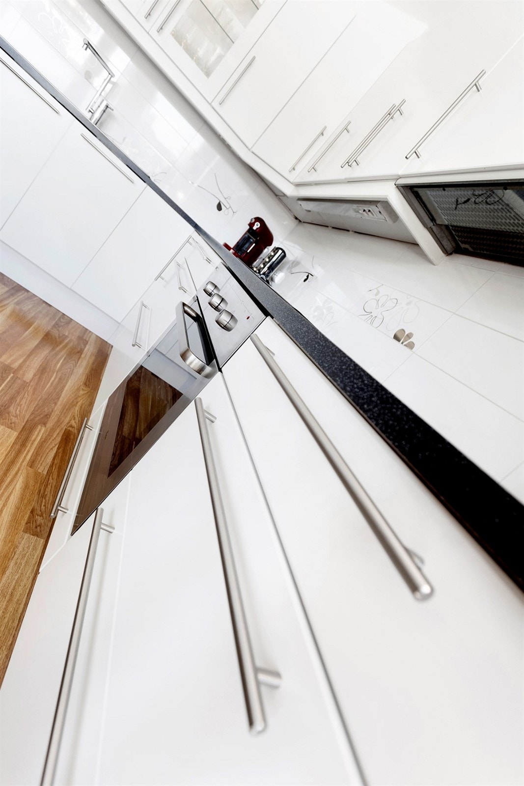 Leiligheten har et stilig spisekjøkken med laminat på gulv Galleribilde