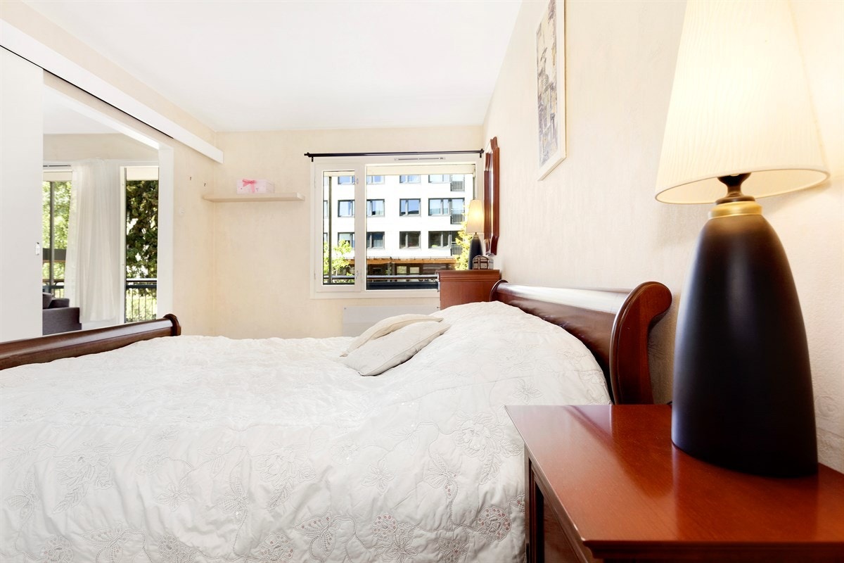 Soverommet har en behagelig god størrelse du kan innrede med både dobbelseng, nattbord og kommode, og fortsatt sitte igjen med et luftig preg i rommet Galleribilde