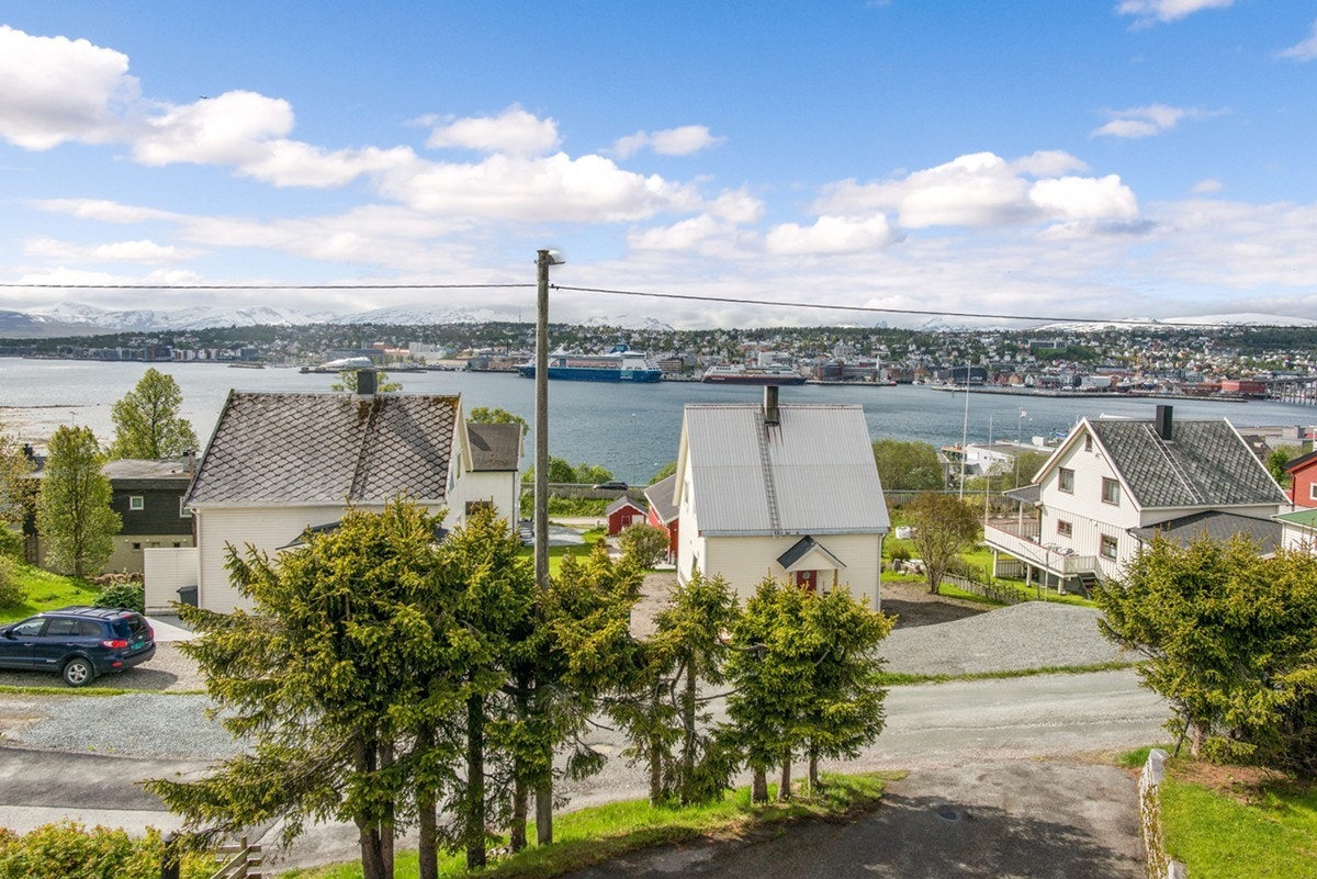 Utsikt over Tromsøya og fjellene på Kvaløya. Galleribilde