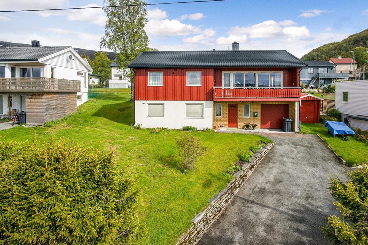 Fasade og hage mot vest. Galleribilde