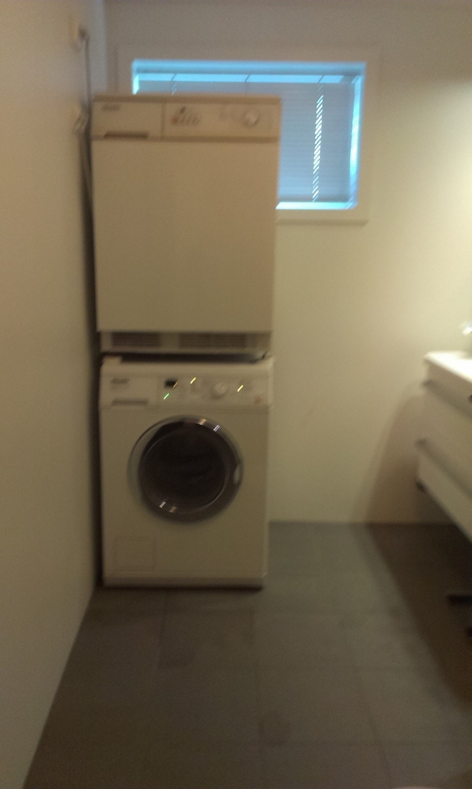 Miele vaskemaskin og kondenstørketrommel på badet. Galleribilde