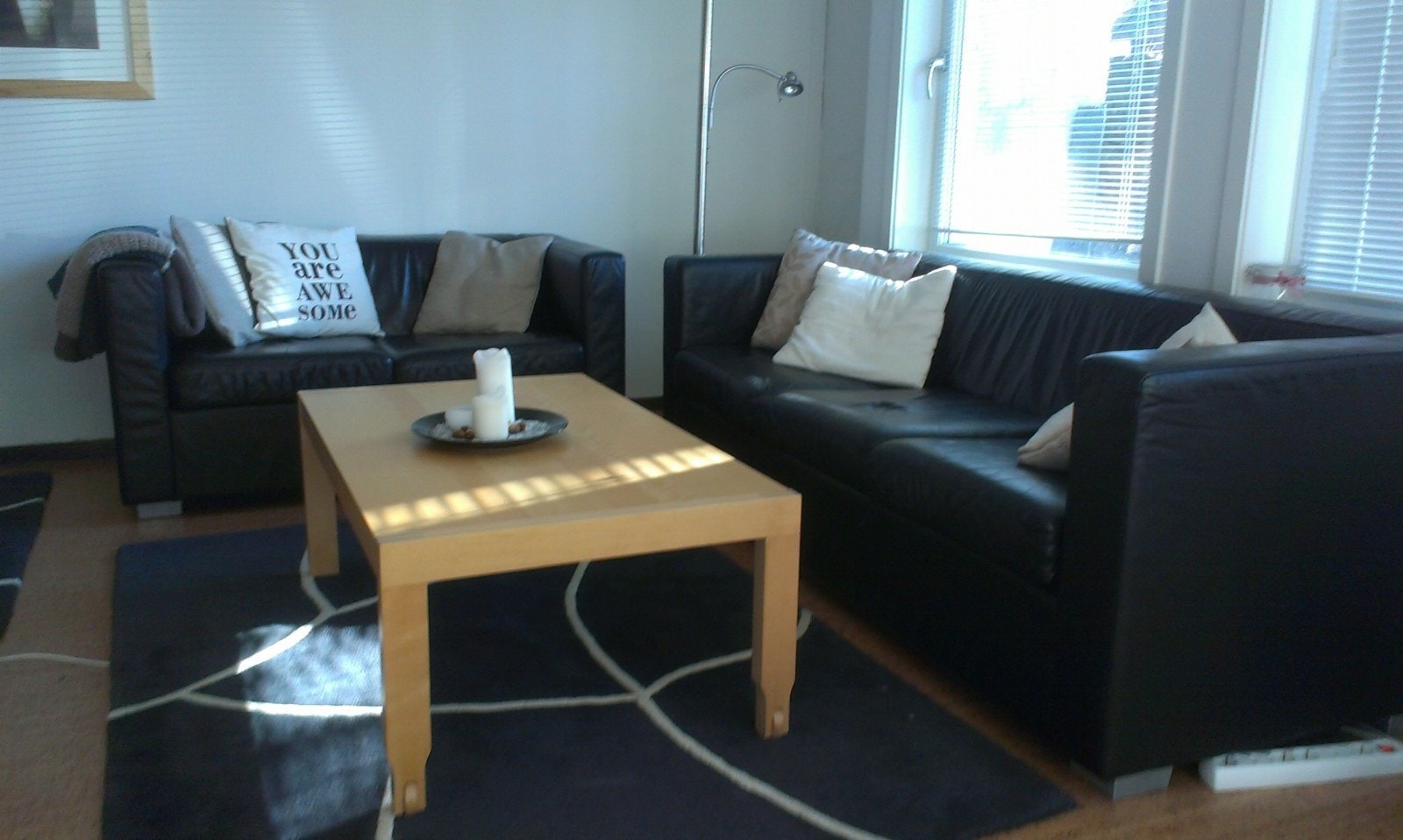 Bilde er av sofahjørnet i stua. Fra sofahjørnet er det grei avstand til flatskjerm TV'en på motsatt vegg. Stua er møblert. FlatskjermTV følger med i leien samt kabelTV og trådløst nettverk. Galleribilde