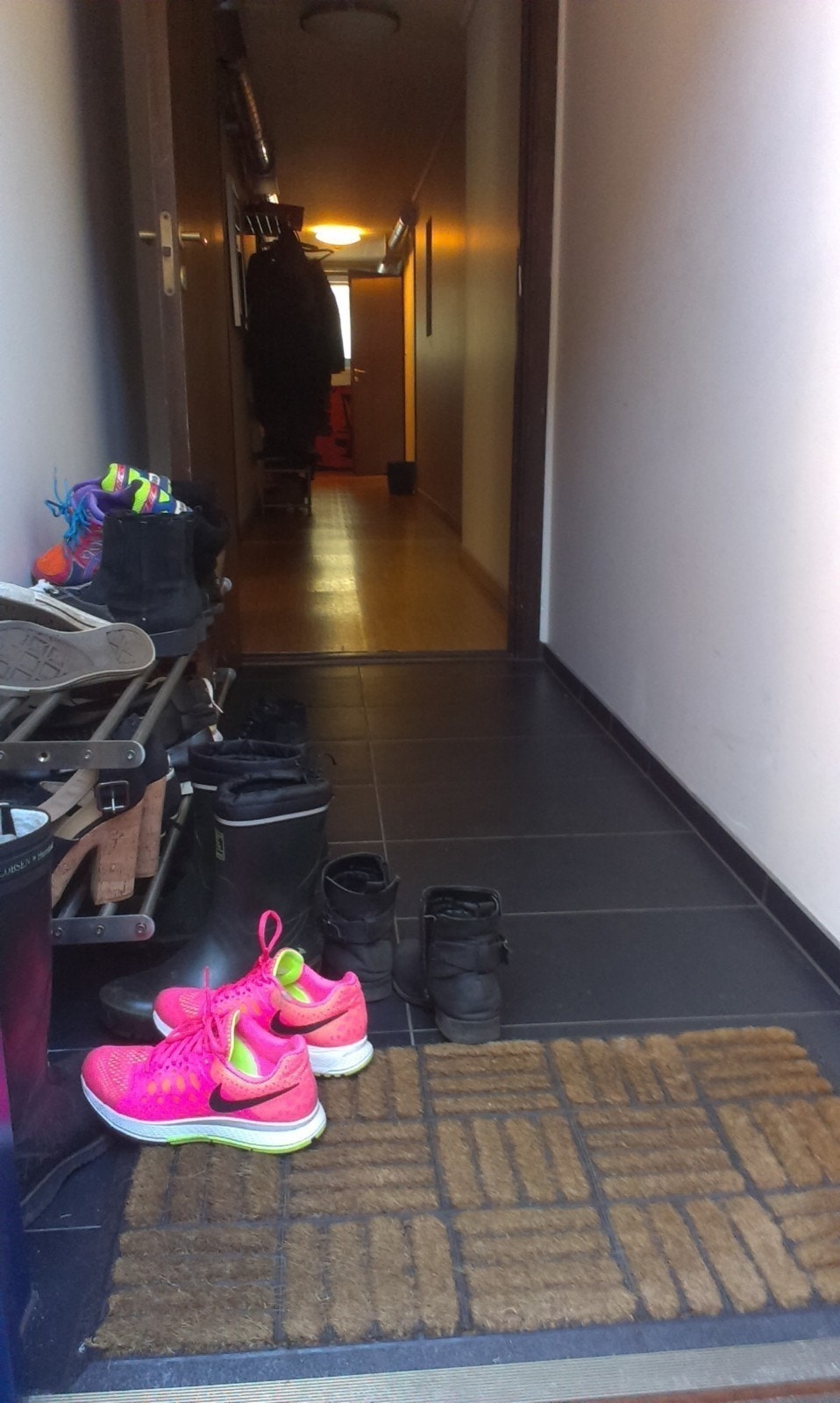 Bilde fra vindfang og gang med dør til de forskjellige rommene. Fliser og varmekabler i golvet på vindfang. Galleribilde