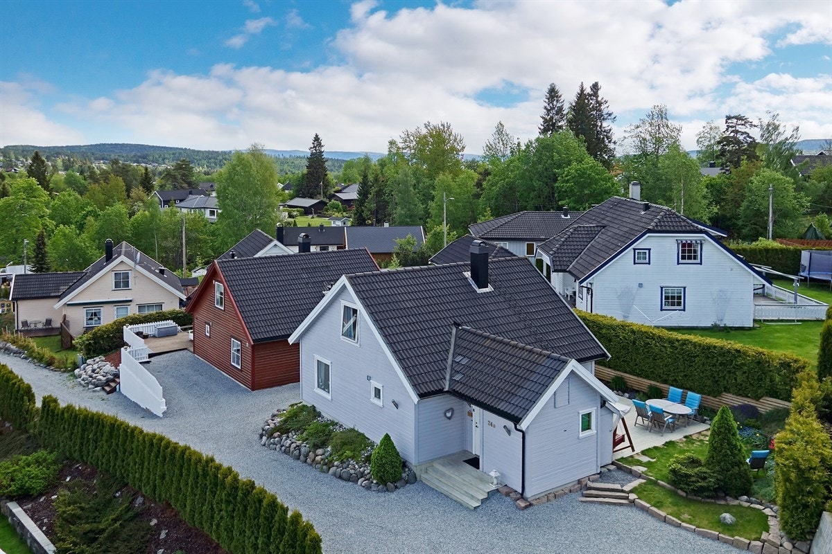 Boligen har en idyllisk, skjermet hage med stor markterrasse, pene blomsterbed, gjerde, vintergrønn hekk og plen. Galleribilde