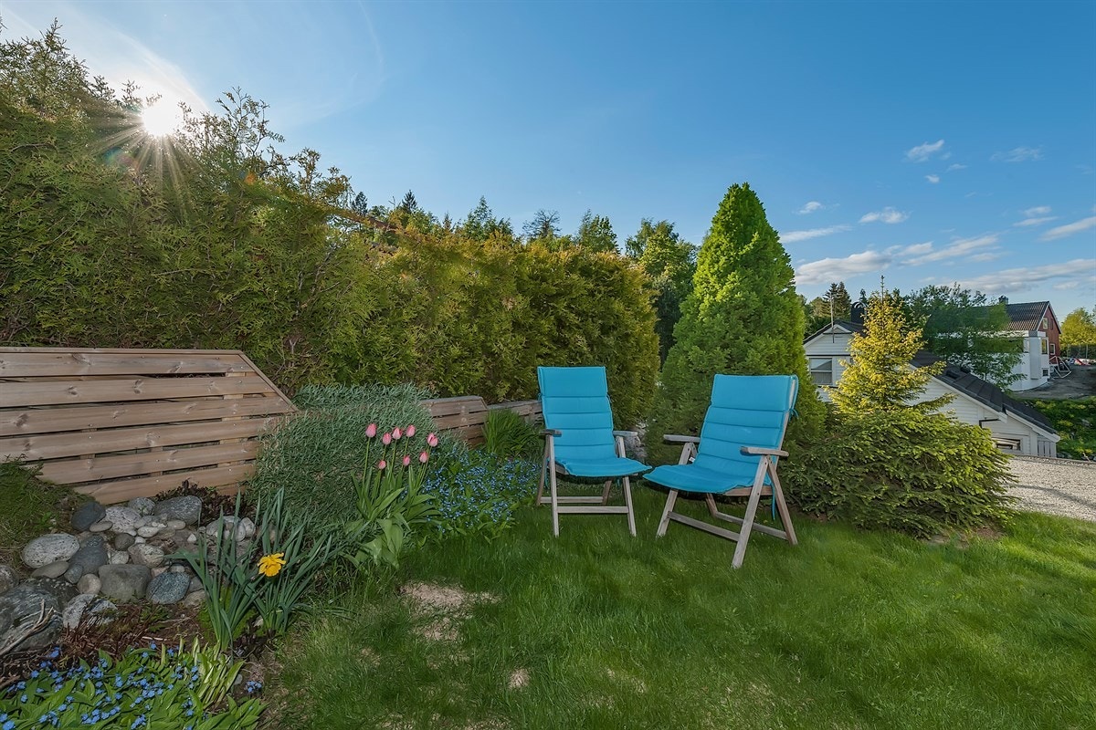 Idyllisk og pent opparbeidet hage. Galleribilde