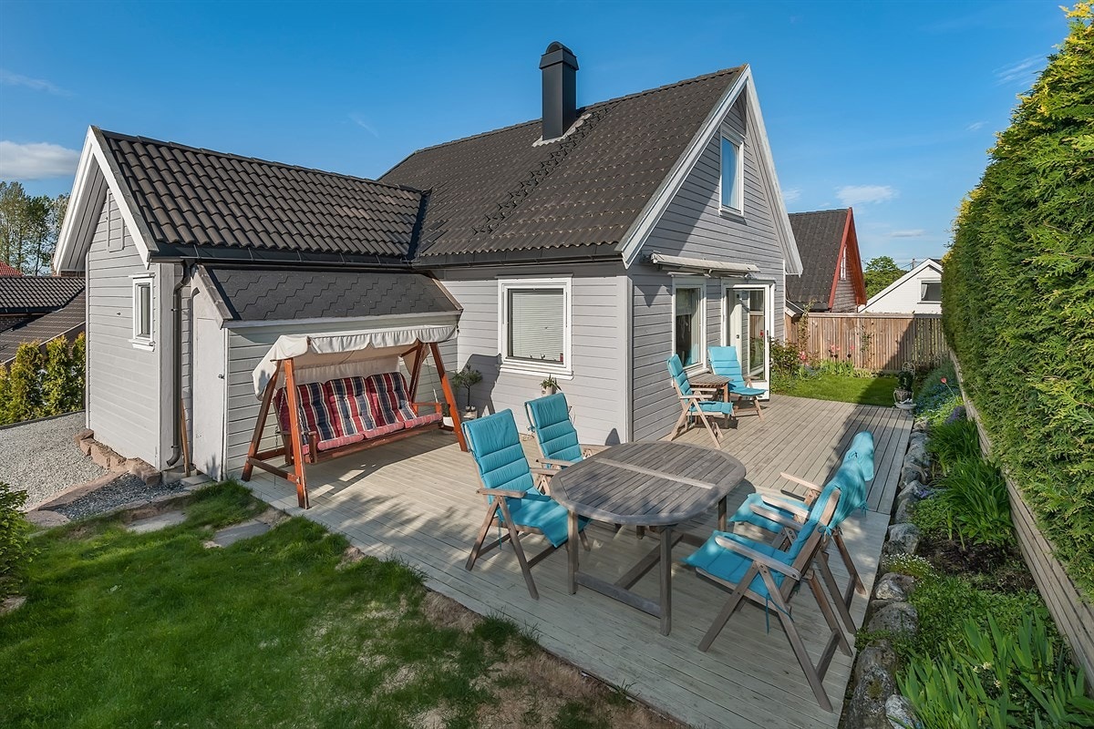 PRIVATmegleren ved John Granly Steen har gleden av å presentere denne koselige eneboligen med skjermet, idyllisk hage, terrasse med kveldssol, 3 soverom og bad+wc. Eiendommen har rolig og barnevennlig beliggenhet innerst i blindvei, nær marka. Galleribilde