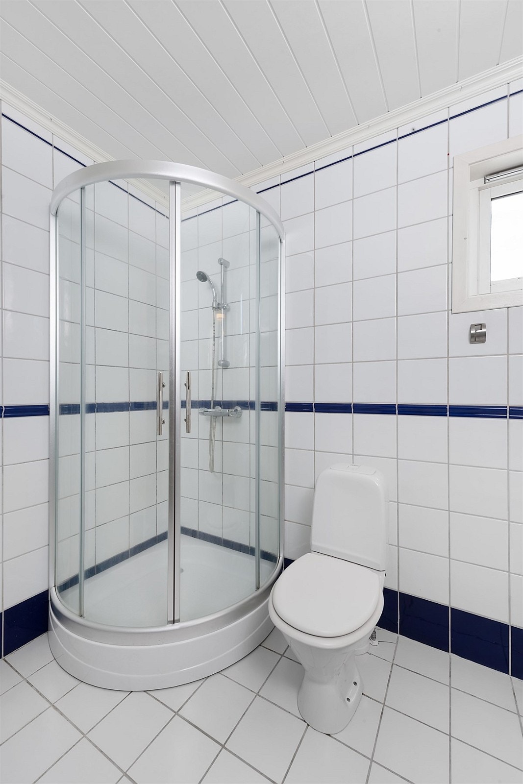 Badet innehar også dusjhjørne. Dusjhjørne, blandebatteri, servantplate og speilskap er relativt nytt. Galleribilde