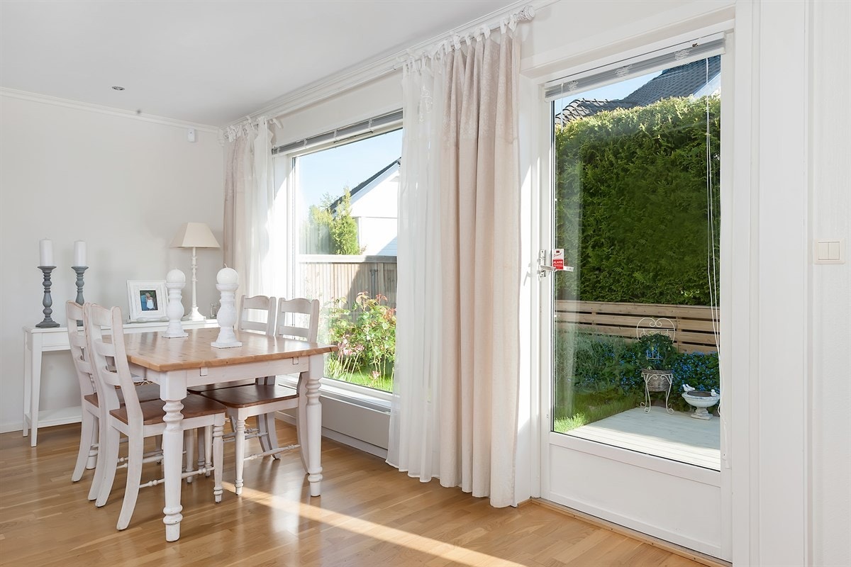 Rommet har store vindusflater og utgang til en skjermet, solrik markterrasse. Galleribilde