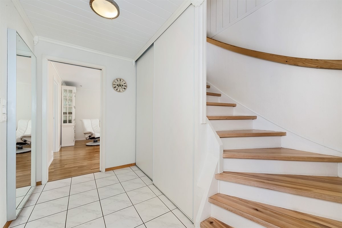 Fra første etasje er det trapp opp til andre etasje. Under trappen er det god lagringsplass i skyvedørsgarderobe. Ellers er det garderoberom/bod i entreen, lagringsloft og to utvendige boder. Galleribilde