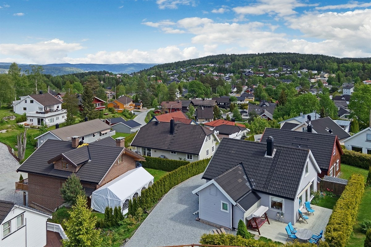 Hauanveien 24 D er en koselig enebolig over to plan, beliggende i ende av blindvei, i et meget familievennlig boligområde på Konnerud. Det er i tillegg biloppstillingsplass for tre biler på gruset gårdsplass, og plass for å sette opp garasje. Galleribilde